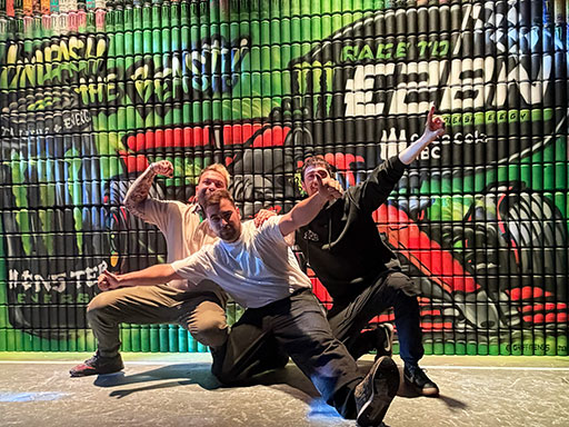 mural moster energy graffiti latas recicladas belgrado