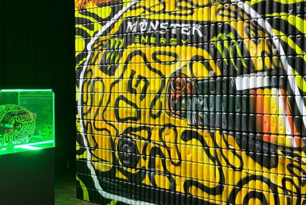 panel latas recicladas monster energy paris