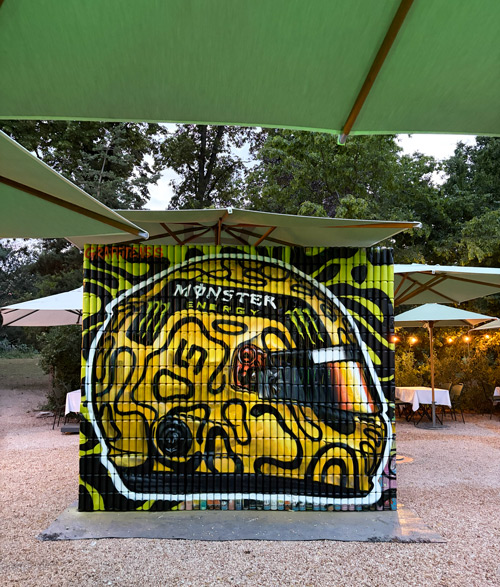 panel latas recicladas monster energy paris