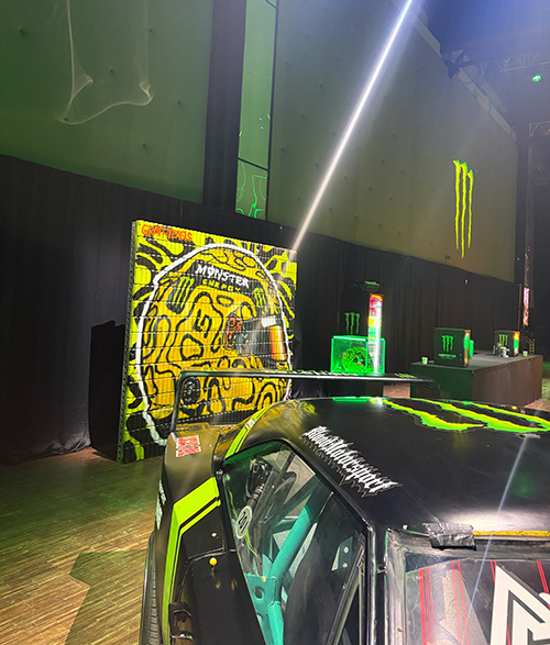 panel latas recicladas monster energy paris
