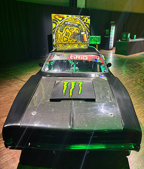 panel latas recicladas monster energy paris